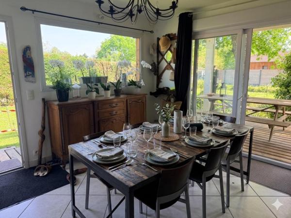 Maison familiale au calme avec un jardin arboré.