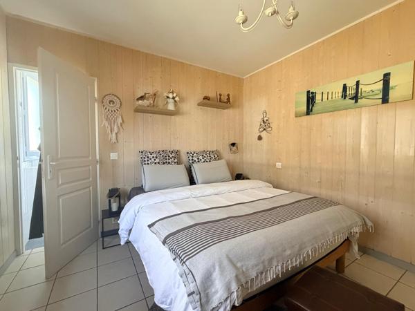 Maison familiale au calme avec un jardin arboré.