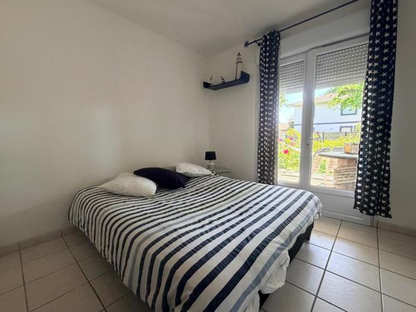 Maison familiale au calme avec un jardin arboré.