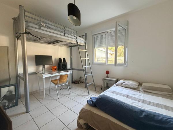 Maison familiale au calme avec un jardin arboré.