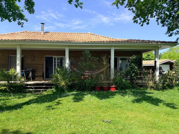 Maison familiale au calme avec un jardin arboré.