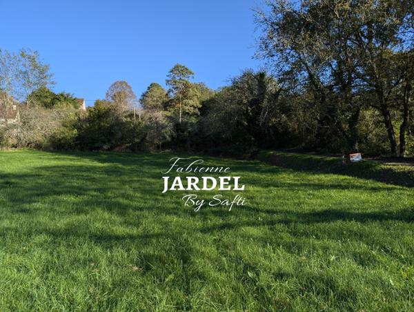 Terrain borné de 1 459 m² avec permis d'aménager - Environnement calme