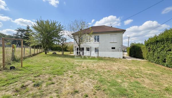 A vendre, maison 4 chambres avec garage & jardin, proche de toutes commodités.