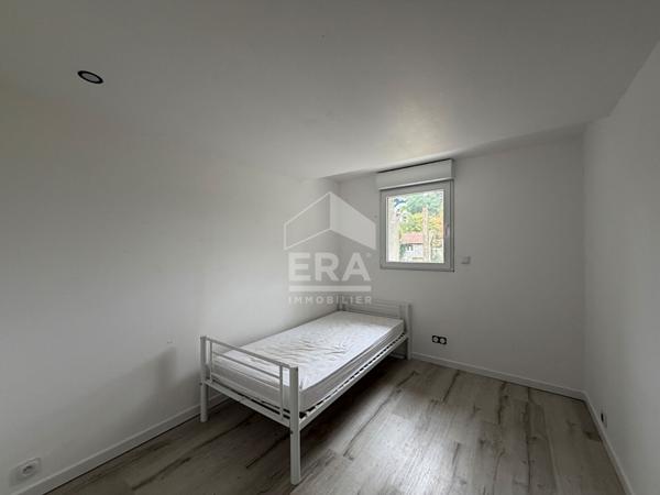 A vendre, maison 4 chambres avec garage & jardin, proche de toutes commodités.