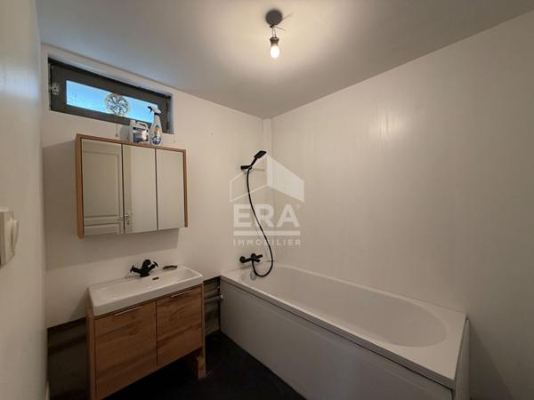 A vendre, maison 4 chambres avec garage & jardin, proche de toutes commodités.