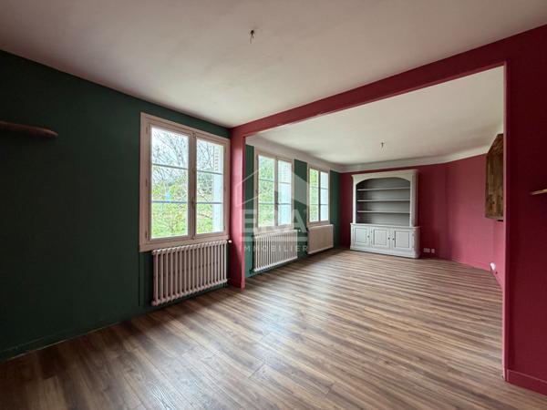 A vendre, maison 4 chambres avec garage & jardin, proche de toutes commodités.