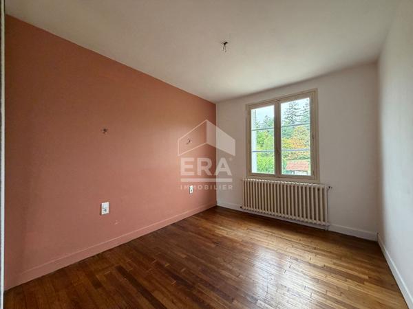 A vendre, maison 4 chambres avec garage & jardin, proche de toutes commodités.