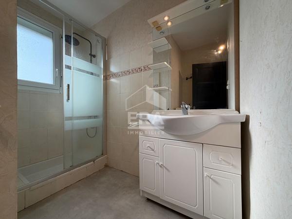 A vendre, maison 4 chambres avec garage & jardin, proche de toutes commodités.