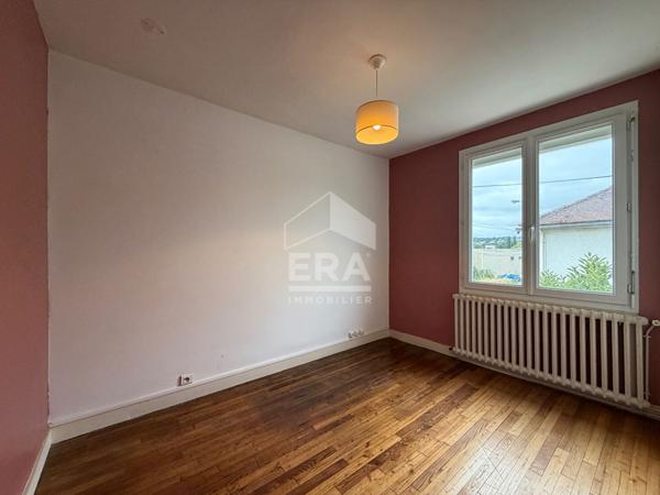 A vendre, maison 4 chambres avec garage & jardin, proche de toutes commodités.