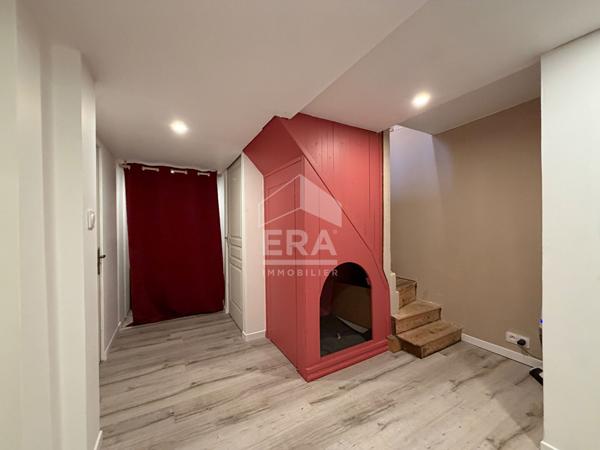 A vendre, maison 4 chambres avec garage & jardin, proche de toutes commodités.