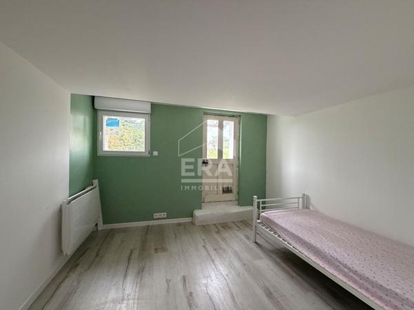 A vendre, maison 4 chambres avec garage & jardin, proche de toutes commodités.