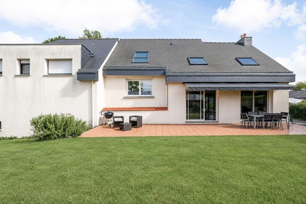 Maison Betton HYPER CENTRE /  PLUS DE 200 M² / REVENUS LOCATIFS /  TERRAIN 700 M²  / SOUS  SOL ET TRES GRAND GARAGE