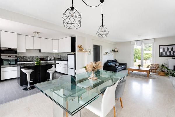 Maison Betton HYPER CENTRE /  PLUS DE 200 M² / REVENUS LOCATIFS /  TERRAIN 700 M²  / SOUS  SOL ET TRES GRAND GARAGE