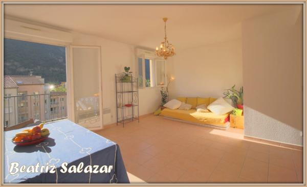 A 5 mn à pied du centre ville de Digne, bel appartement T3 de 66 m², calme et lumineux avec ascenseur, grande terrasse, parking privatif fermé ainsi qu’un parking collectif.