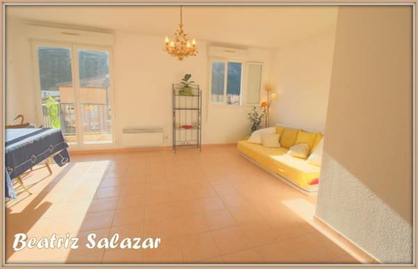 A 5 mn à pied du centre ville de Digne, bel appartement T3 de 66 m², calme et lumineux avec ascenseur, grande terrasse, parking privatif fermé ainsi qu’un parking collectif.