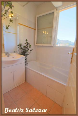 A 5 mn à pied du centre ville de Digne, bel appartement T3 de 66 m², calme et lumineux avec ascenseur, grande terrasse, parking privatif fermé ainsi qu’un parking collectif.