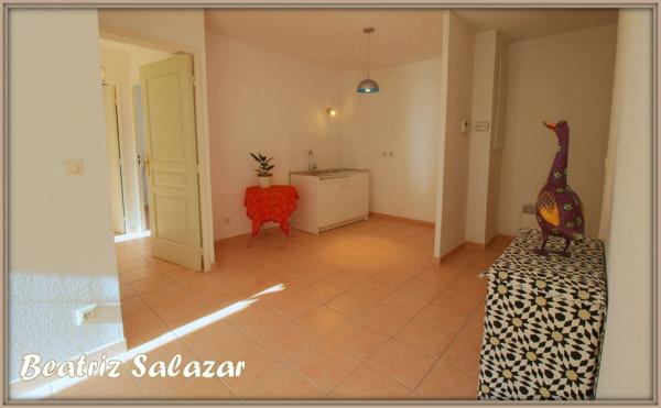A 5 mn à pied du centre ville de Digne, bel appartement T3 de 66 m², calme et lumineux avec ascenseur, grande terrasse, parking privatif fermé ainsi qu’un parking collectif.