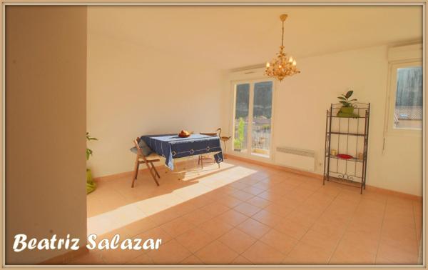 A 5 mn à pied du centre ville de Digne, bel appartement T3 de 66 m², calme et lumineux avec ascenseur, grande terrasse, parking privatif fermé ainsi qu’un parking collectif.