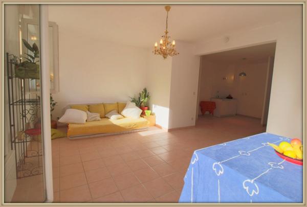 A 5 mn à pied du centre ville de Digne, bel appartement T3 de 66 m², calme et lumineux avec ascenseur, grande terrasse, parking privatif fermé ainsi qu’un parking collectif.