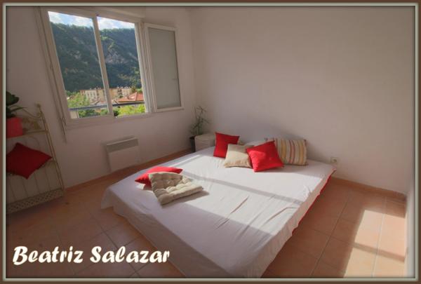 A 5 mn à pied du centre ville de Digne, bel appartement T3 de 66 m², calme et lumineux avec ascenseur, grande terrasse, parking privatif fermé ainsi qu’un parking collectif.