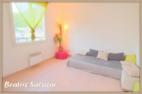 A 5 mn à pied du centre ville de Digne, bel appartement T3 de 66 m², calme et lumineux avec ascenseur, grande terrasse, parking privatif fermé ainsi qu’un parking collectif.