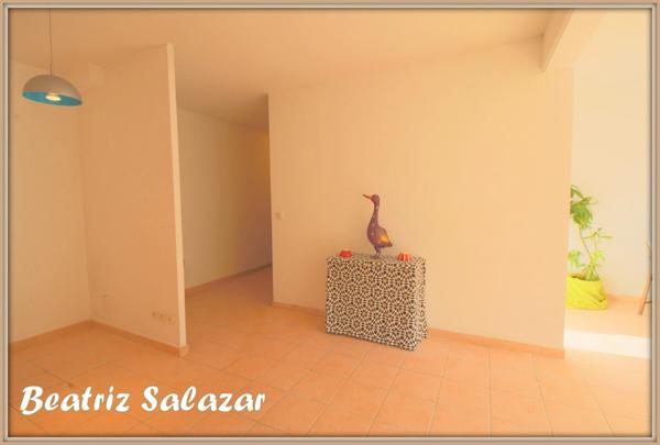 A 5 mn à pied du centre ville de Digne, bel appartement T3 de 66 m², calme et lumineux avec ascenseur, grande terrasse, parking privatif fermé ainsi qu’un parking collectif.
