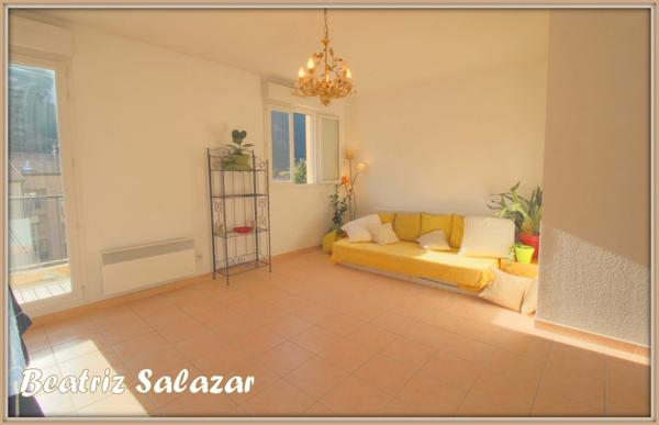 A 5 mn à pied du centre ville de Digne, bel appartement T3 de 66 m², calme et lumineux avec ascenseur, grande terrasse, parking privatif fermé ainsi qu’un parking collectif.