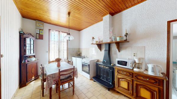 Maison 80 m² à rénover, avec 2 dépendances et joli terrain arboré, paysagé de 1 312 m². (visite virtuelle disponible)
