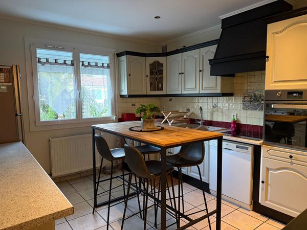 Maison entièrement rénovée, Beaux volumes, Jardin et 2 garages