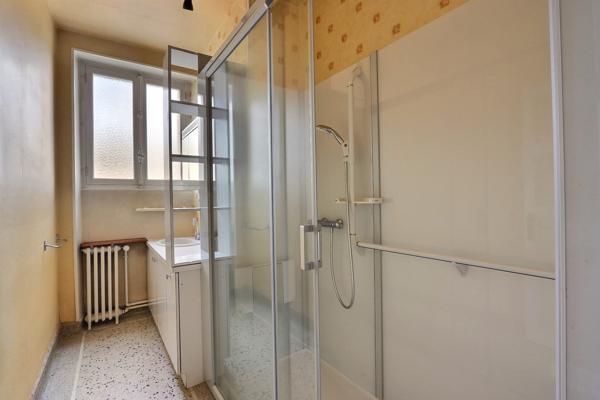 CHAMALIERES ,appartement à rénover avec balcon et garage