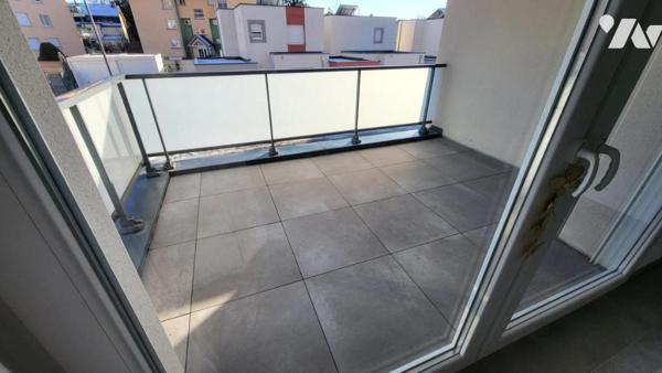 SELONCOURT dans une copropriété de standing de 2019 , appartement  trois pièces avec  cave et garage