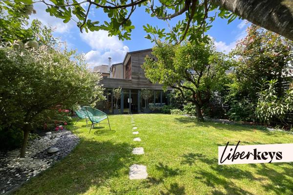 Maison de caractère 162 m² avec jardin paysager et stationnements.