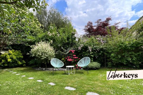 Maison de caractère 162 m² avec jardin paysager et stationnements.