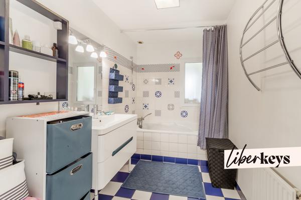 Maison de caractère 162 m² avec jardin paysager et stationnements.