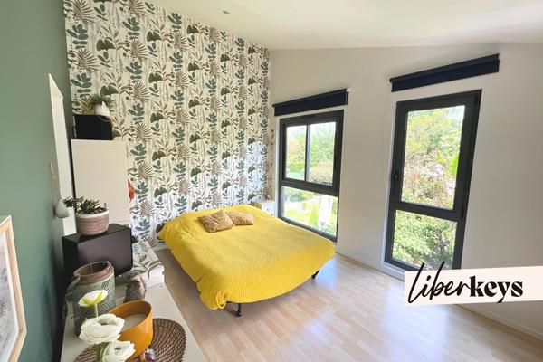 Maison de caractère 162 m² avec jardin paysager et stationnements.