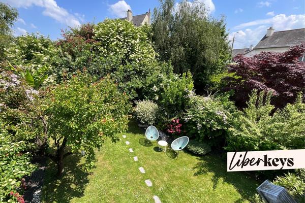 Maison de caractère 162 m² avec jardin paysager et stationnements.