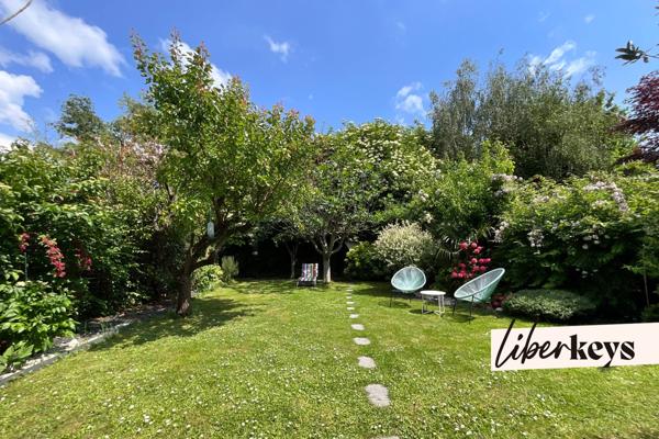 Maison de caractère 162 m² avec jardin paysager et stationnements.