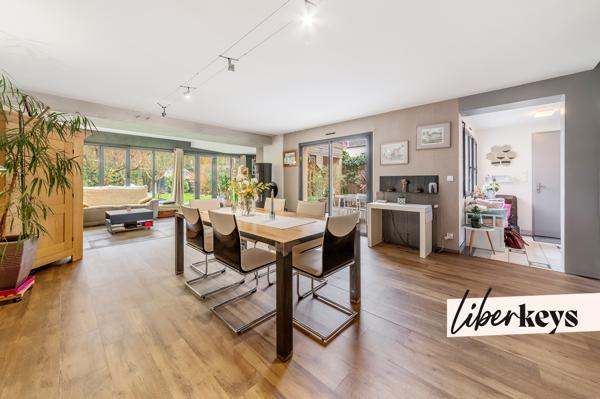 Maison de caractère 162 m² avec jardin paysager et stationnements.