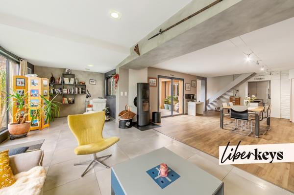 Maison de caractère 162 m² avec jardin paysager et stationnements.