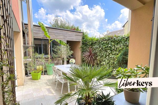 Maison de caractère 162 m² avec jardin paysager et stationnements.