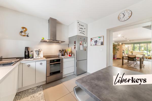 Maison de caractère 162 m² avec jardin paysager et stationnements.