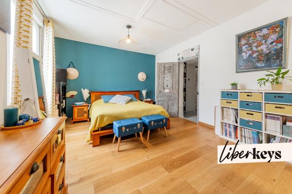 Maison de caractère 162 m² avec jardin paysager et stationnements.