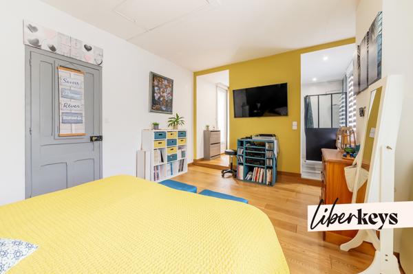 Maison de caractère 162 m² avec jardin paysager et stationnements.