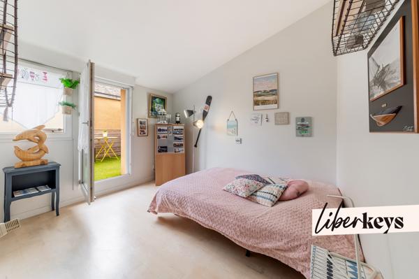 Maison de caractère 162 m² avec jardin paysager et stationnements.