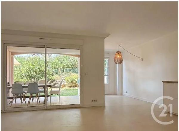 Appartement F4 à vendre  4 pièces - 77 m 2   COGOLIN  - 83