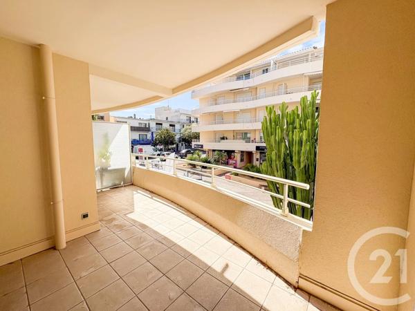 Appartement F4 à vendre  4 pièces - 77 m 2   COGOLIN  - 83