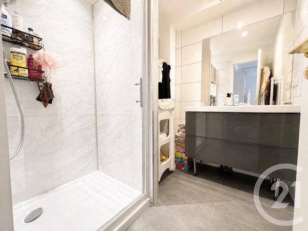 Appartement F4 à vendre  4 pièces - 77 m 2   COGOLIN  - 83