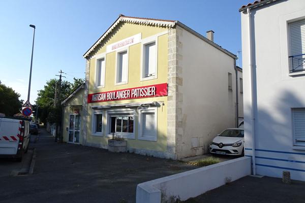 Rochefort - Murs commerciaux -2 salles -2 WC- plonge cuisine, bureau-réserve