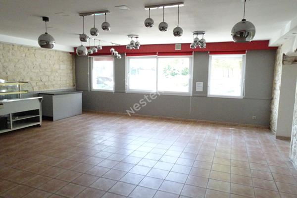 Rochefort - Murs commerciaux -2 salles -2 WC- plonge cuisine, bureau-réserve