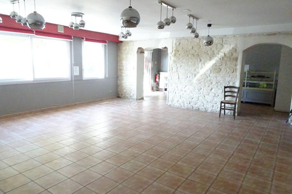 Rochefort - Murs commerciaux -2 salles -2 WC- plonge cuisine, bureau-réserve